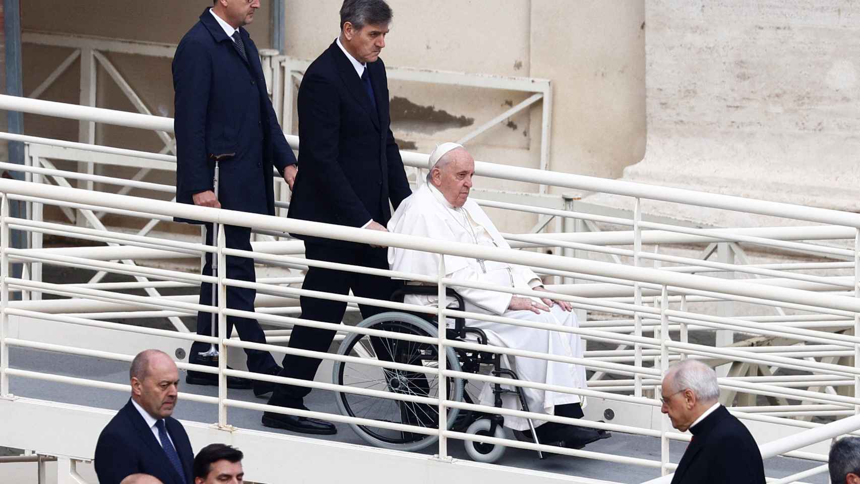 Francisco I llega al funeral en silla de ruedas por sus problemas de movilidad.