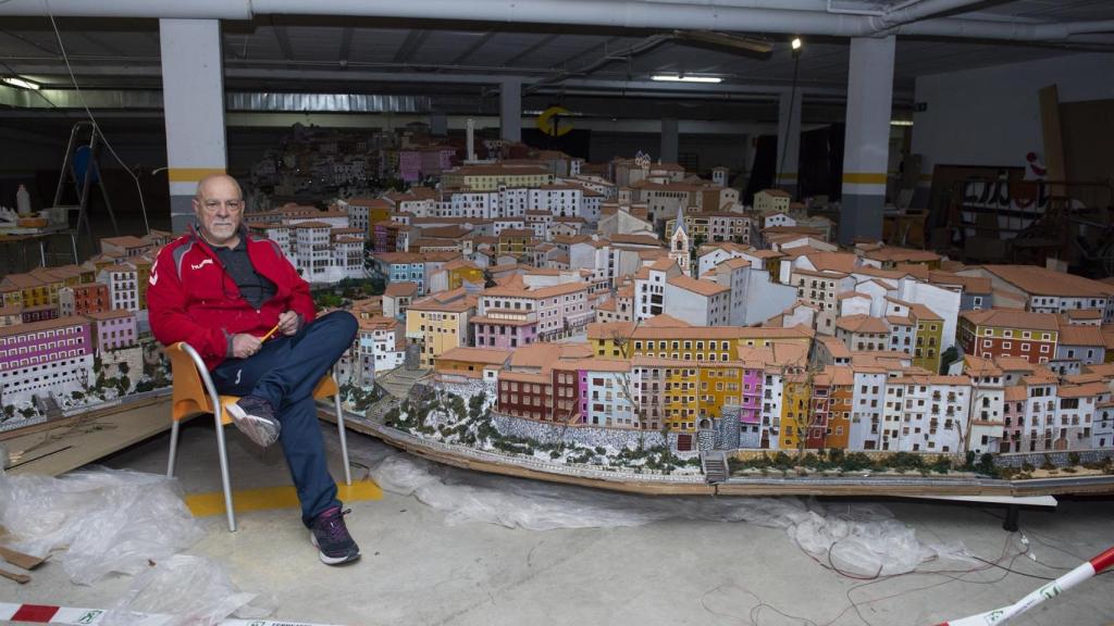 Juan Carlos Evangelio sentado junto a la maqueta que ha levantado.