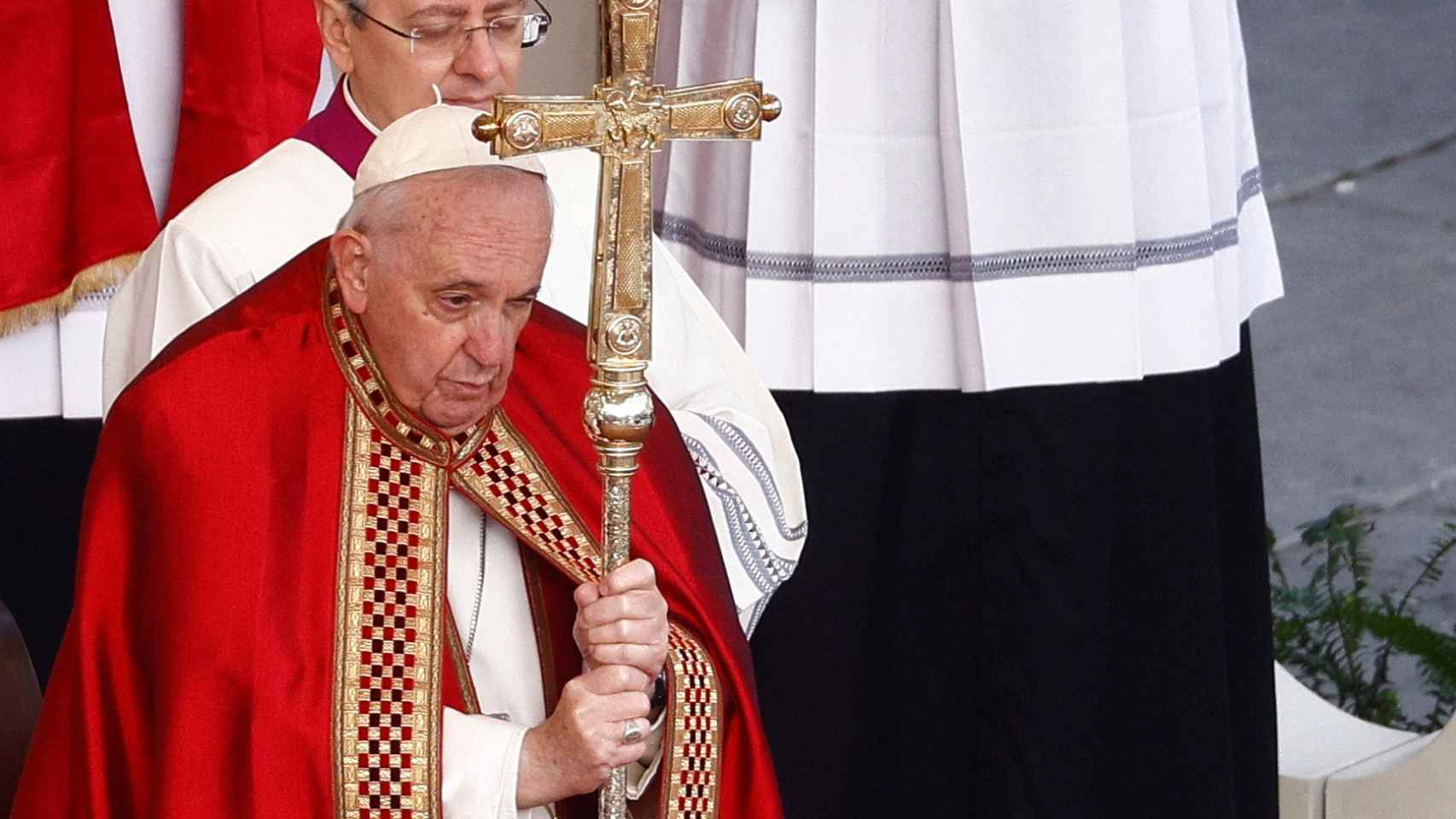 Francisco I porta la cruz en el funeral de Benedicto XVI.