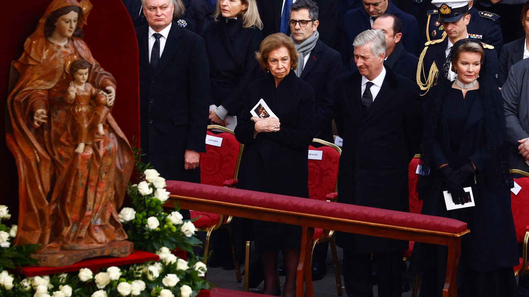 La reina Sofía, junto a los reyes de Bélgica, en el funeral de Benedicto XVI.