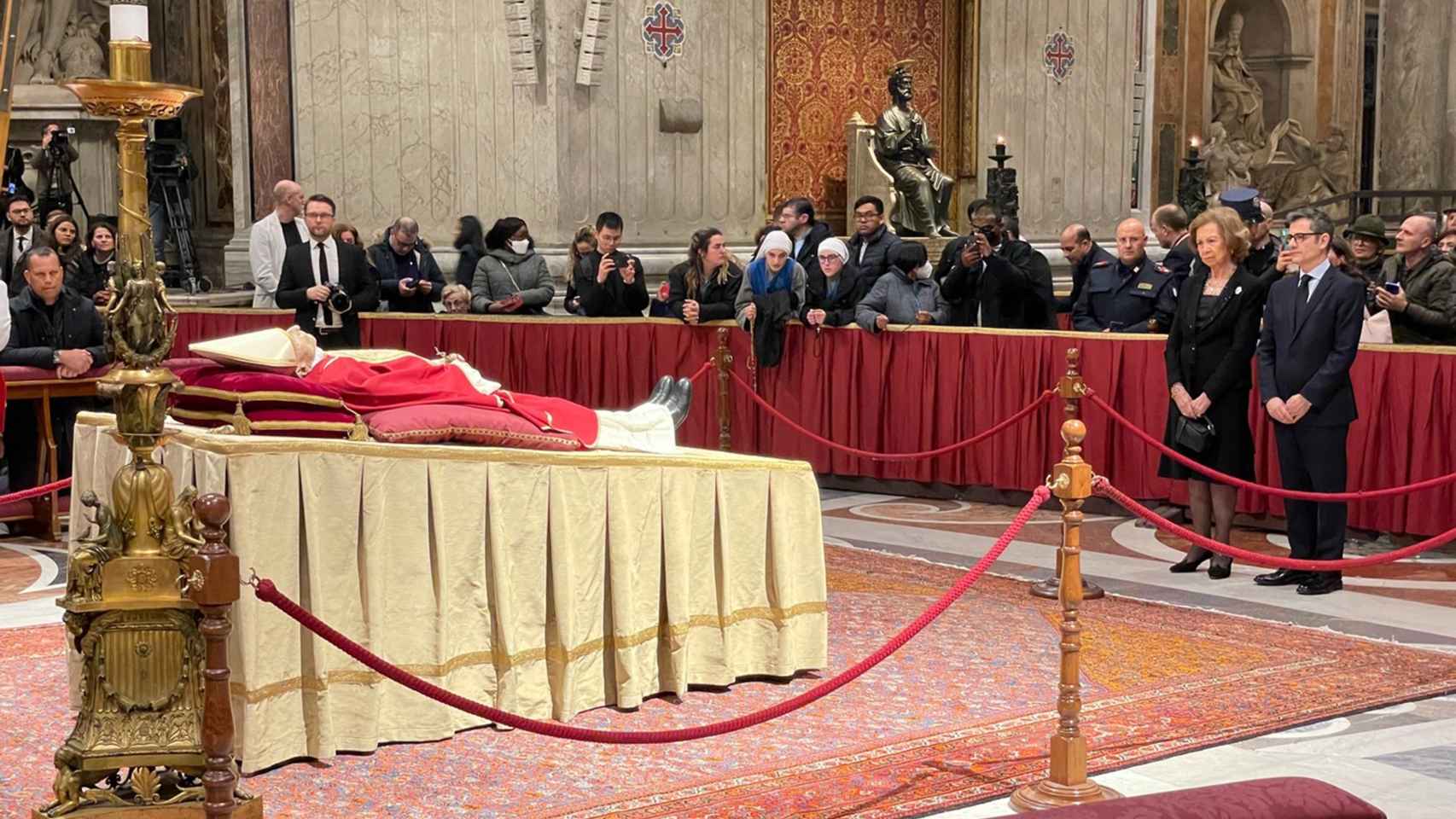 La emérita Sofía en la capilla ardiente del Papa Benedicto XVI, este pasado miércoles.