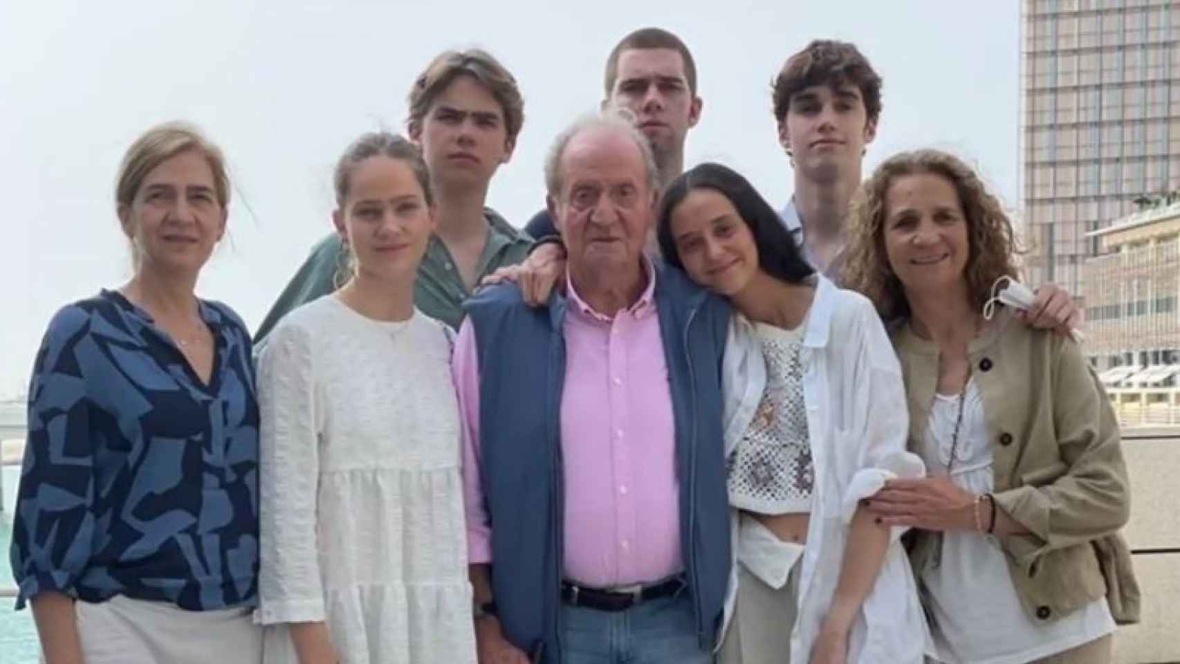 El rey emérito Juan Carlos junto a sus hijas y gran parte de sus nietos, durante la visita familiar a Abu Dabi que se realizó en abril de 2022.
