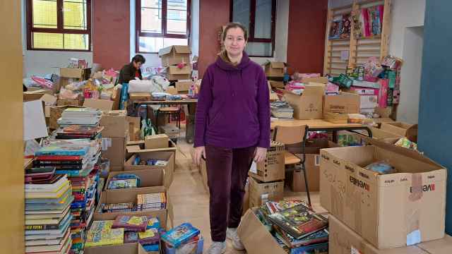 Mónica, la 'reina maga' que ha repartido 50.000 juguetes a niños necesitados en Madrid