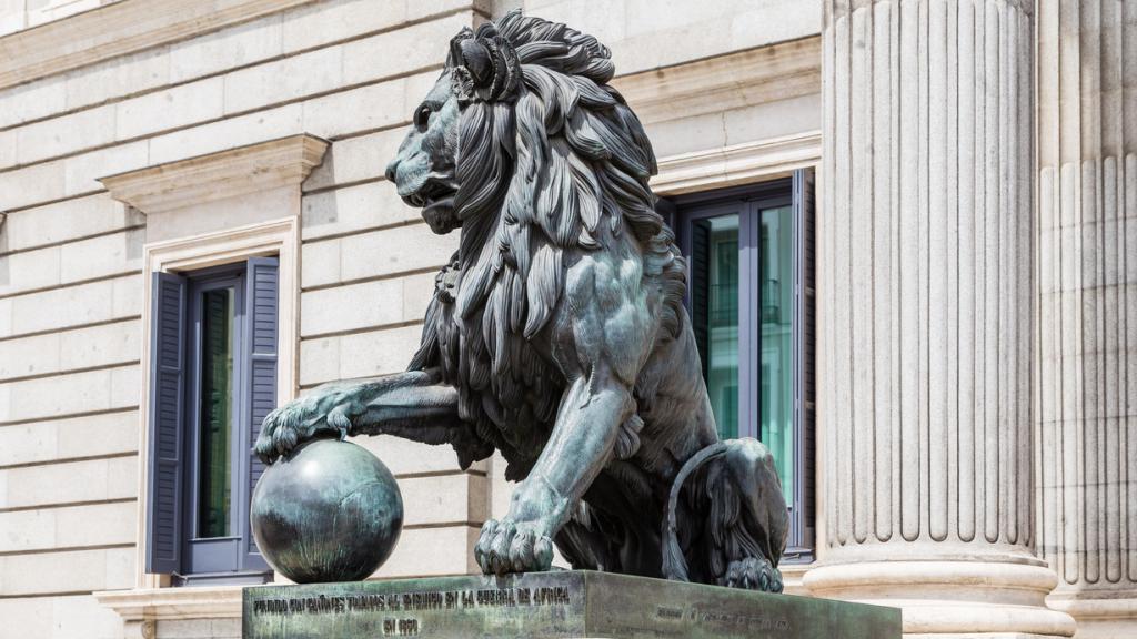 Escultura de león a la entrada del Congreso de los Diputados