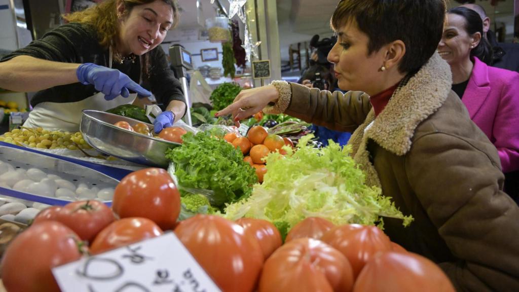 Isabel Rodríguez, ministra Portavoz y de Política Territorial, durante su visita a un mercado de Ciudad Real este martes.