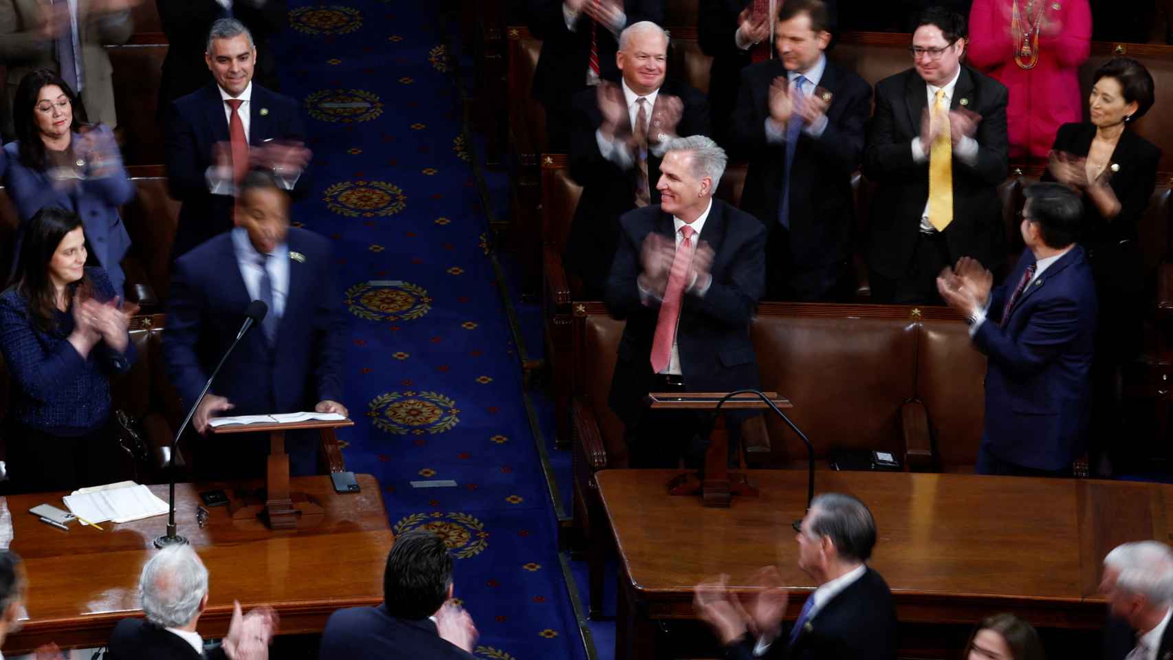 El líder republicano de la Cámara, Kevin McCarthy (R-CA), aplaude cuando el representante estadounidense John James (R-MI) nomina a McCarthy.