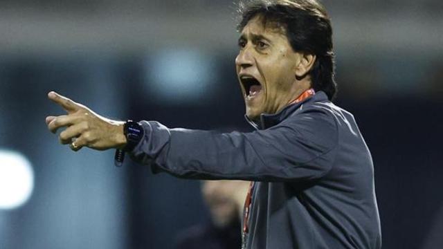 El entrenador del CF Intercity, Gustavo Siviero, durante el partido correspondiente a los dieciseisavos de final de la Copa del Rey que CF Intercity y FC Barcelona.