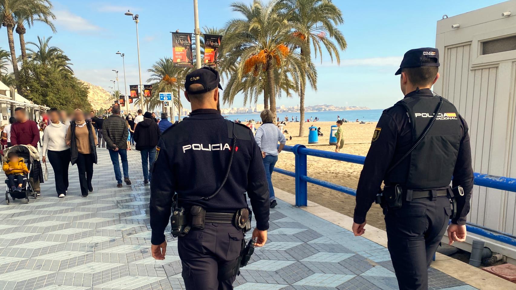 Las patrullas peatonales de la Policía Nacional, en la imagen en el Postiguet, se han reforzado por las fiestas.