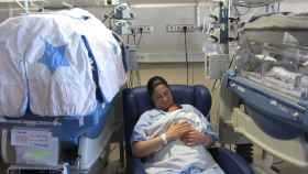 Una madre en el Hospital General de Elche con uno de sus bebés.