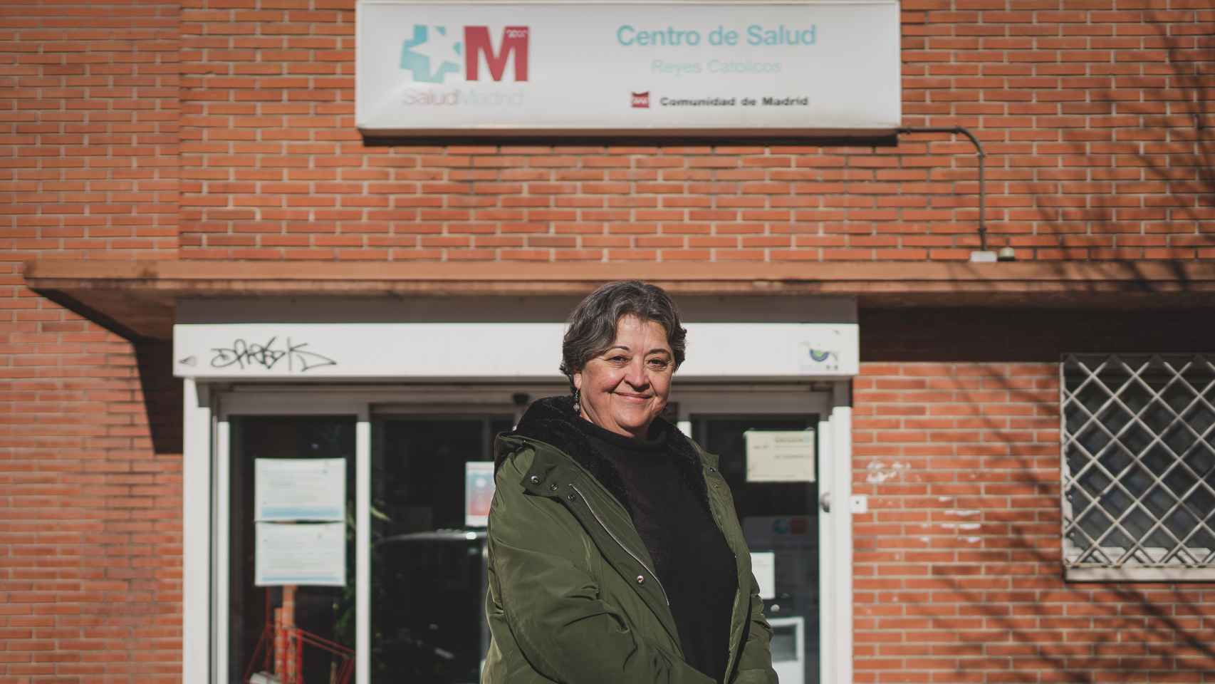 María Luisa López Díaz-Ufano, frente al centro de salud donde trabaja.