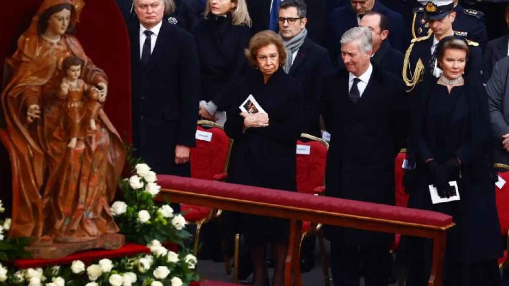 La reina Sofía asiste junto a los reyes de Bélgica al funeral del Papa emérito Benedicto XVI