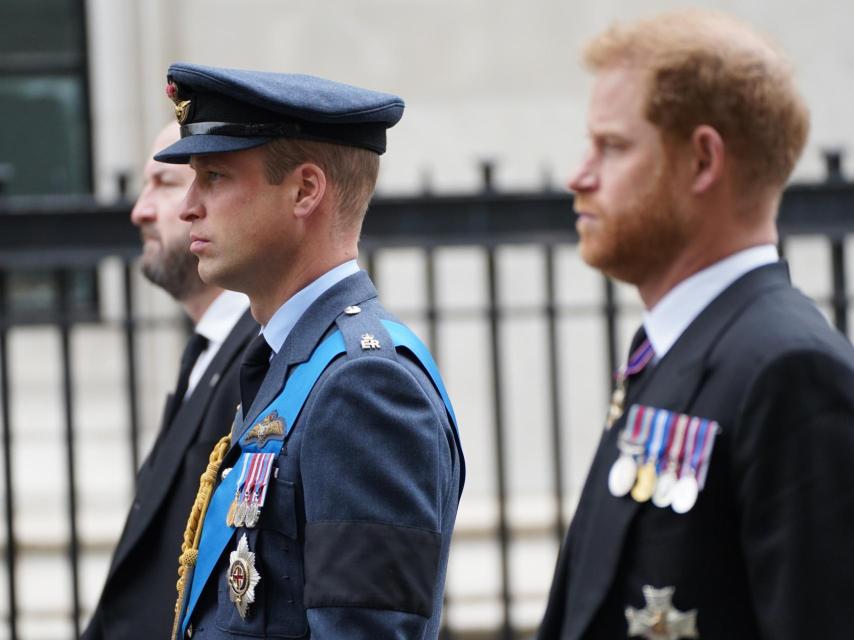 Los príncipes Harry y Guillermo en el funeral del duque de Edimburgo.