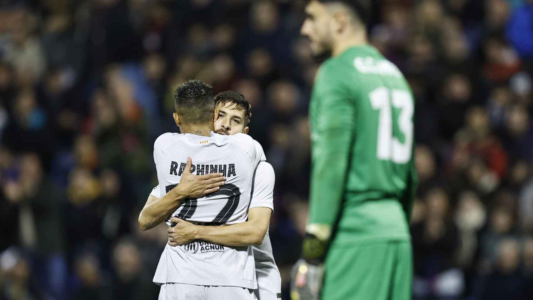 Jordi Alba y Raphinha celebran el pase del Barça ante el Intercity en Copa del Rey