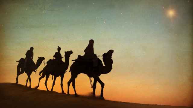 Imagen de archivo de los tres Reyes Magos siguiendo la estrella.