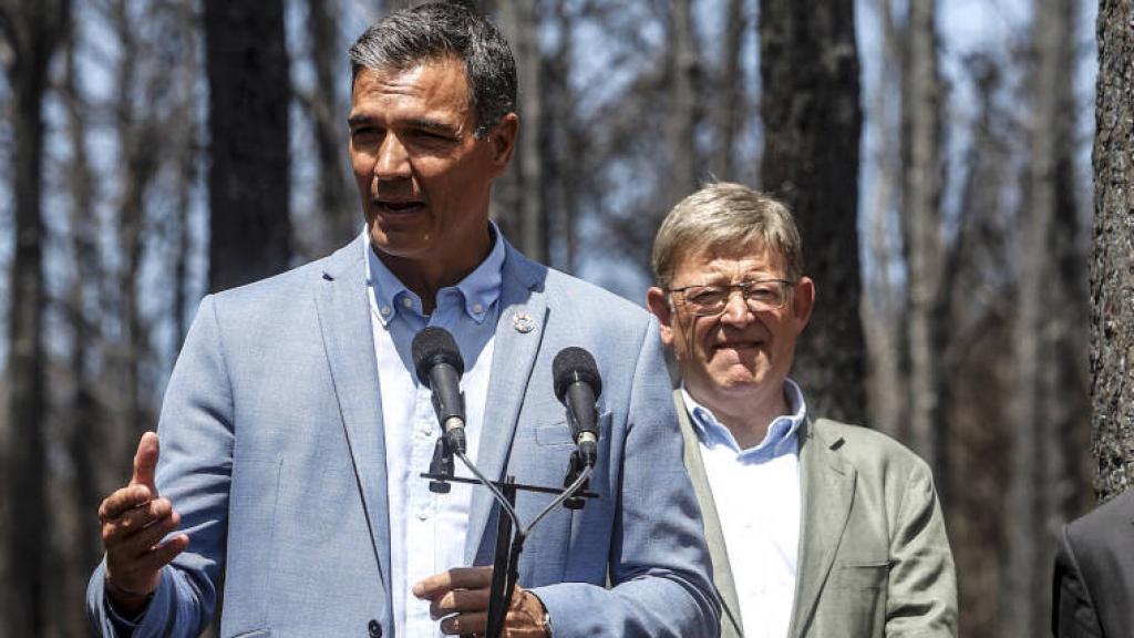 Pedro Sánchez y Ximo Puig, este verano, atendiendo a los medios tras la ola de incendios en Valencia.