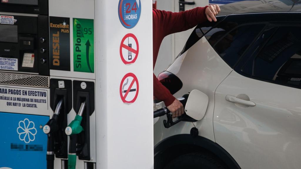 Un hombre reposta carburante en una gasolinera