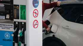 Un hombre reposta carburante en una gasolinera.