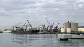 Buques de carga de granel en el puerto de Málaga.