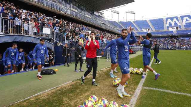 Los jugadores del Málaga CF saludan a la afición en un entrenamiento en La Rosaleda.