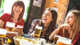 Mujeres disfrutando de cerveza en un pub irlandés.