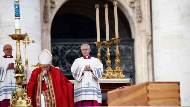 Francisco I preside el funeral de Benedicto XVI.
