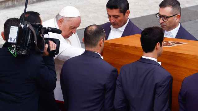 Francisco I se despide, tras el funeral, de Benedicto XVI.