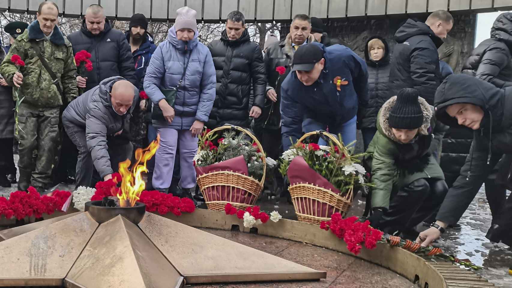 Ceremonia de homenaje a los soldados rusos muertos en el ataque de Makiivka.