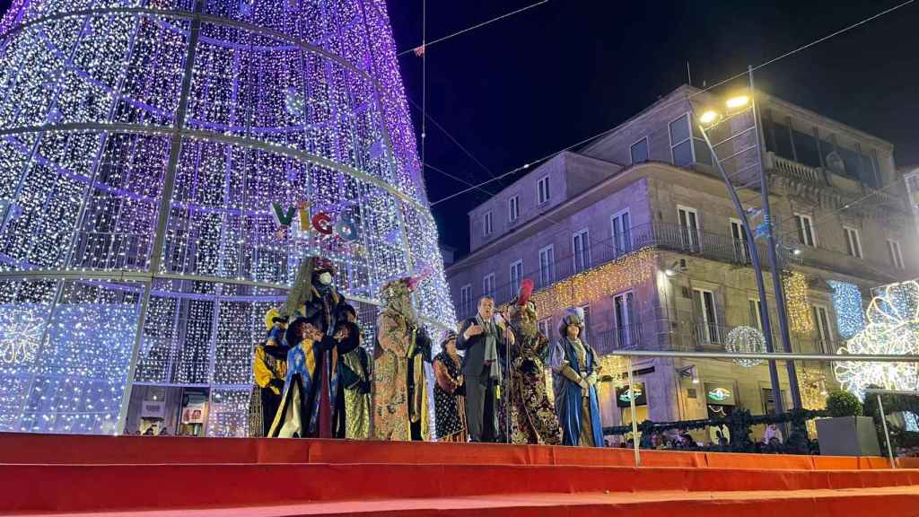 Abel Caballero recibe a los Reyes Magos bajo el árbol de Navidad de la Puerta del Sol.