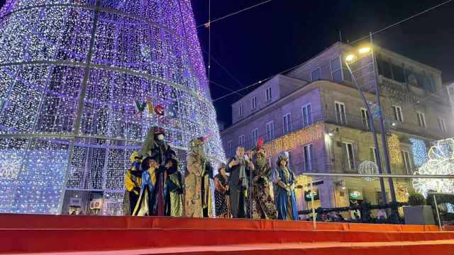 Abel Caballero recibe a los Reyes Magos bajo el árbol de Navidad de la Puerta del Sol.