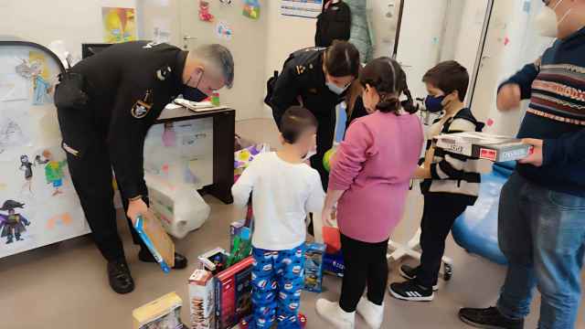La Policía Nacional entregando juguetes entre los niños del Cunqueiro.