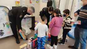 La Policía Nacional entregando juguetes entre los niños del Cunqueiro.