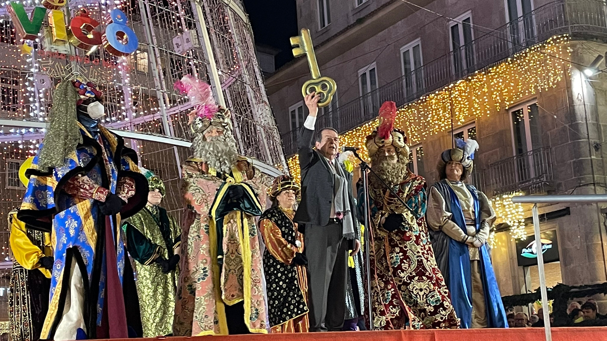 Recepción de los Reyes Magos bajo el árbol de la Puerta del Sol de Vigo. Fotos: Treintayseis