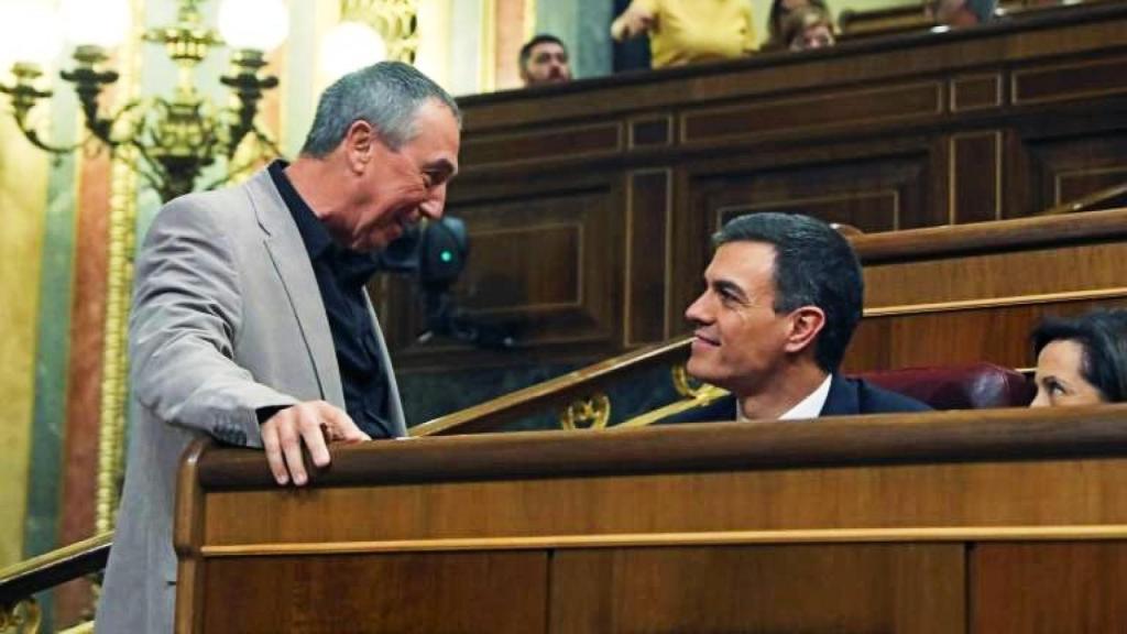 Joan Baldoví, junto a Pedro Sánchez en el Congreso.