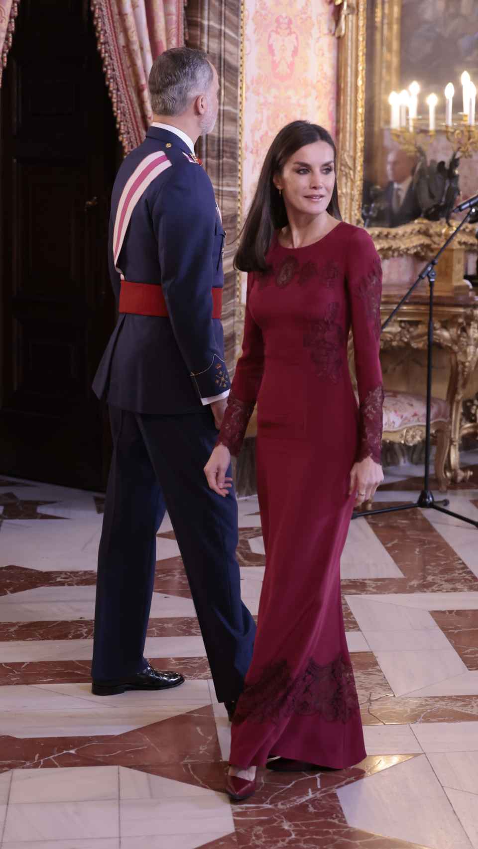 La reina Letizia con vestido de Felipe Varela.