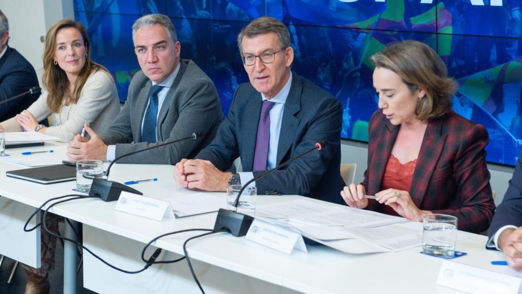 Carmen Navarro, Núñez Feijóo, Bendodo y Gamarra durante la última Junta Directiva Nacional del PP, el pasado 19 de diciembre.