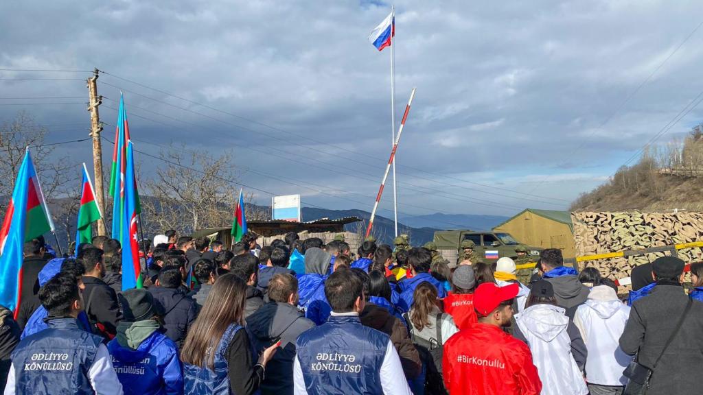 Manifestantes azaríes durante el bloqueo del corredor de Lachin.