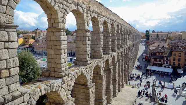 Los turistas observan el Acueducto de Segovia