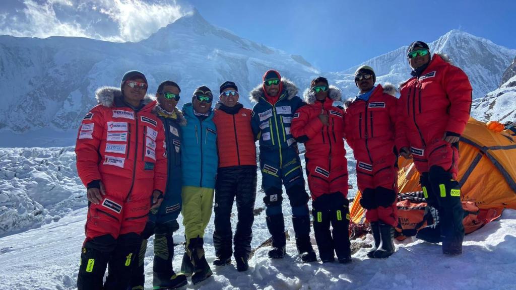 Alex Txikon junto a su equipo en el Campo Base del Manaslu