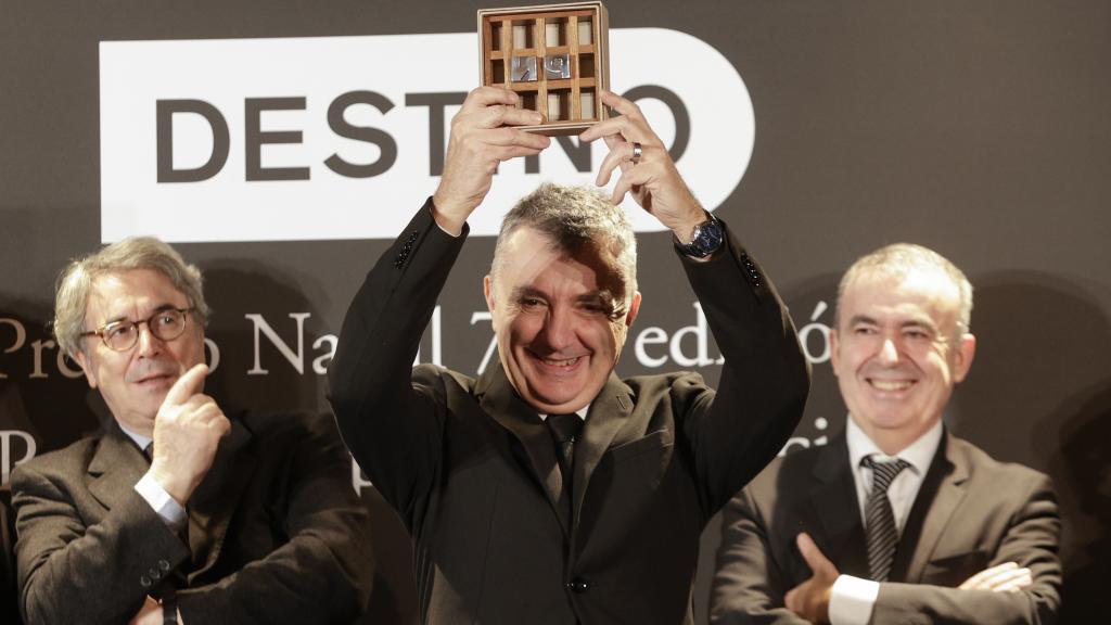 El poeta y escritor Manuel Vilas recibe el Premio Nadal en el Hotel Palace de Barcelona, custodiado por Andrés Trapiello (i) y Lorenzo Silva (d), miembros del jurado del certamen. Foto: Quique García / EFE.