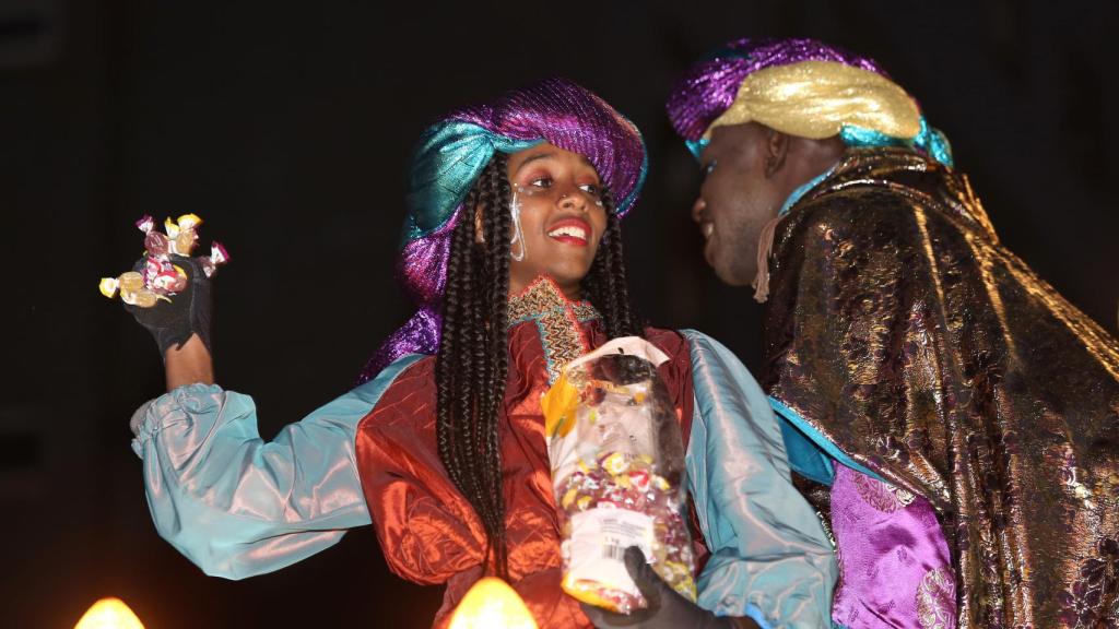 El rey Baltasar y una de sus ayundantes.