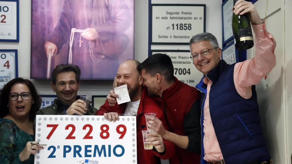 Celebración del Segundo Premio del Sorteo Extraordinario del Niño, 72289, en la administración número 23 'Fray Leopoldo' en calle Santa Marta del Barrio Cruz de Humilladero.