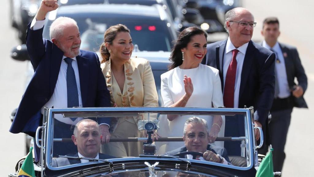 El presidente electo, Luiz Inácio Lula da Silva, junto a la primera dama, Rosángela da Silva, realiza un recorrido en coche previo a su investidura en Brasilia (Brasil).