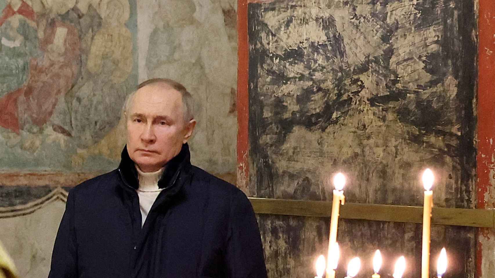 El presidente ruso, Vladímir Putin,  asiste al oficio de la Navidad ortodoxa en el Kremlin, en Moscú.