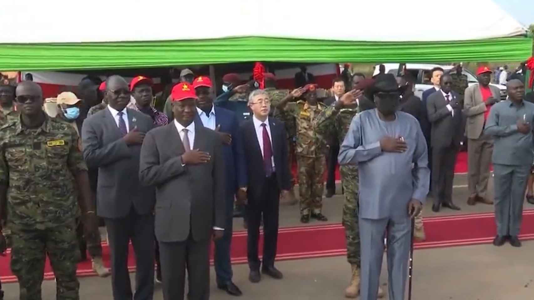 El presidente de Sudán del Sur, en el momento en el que se orina