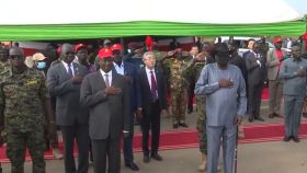 El presidente de Sudán del Sur, en el momento en el que se orina