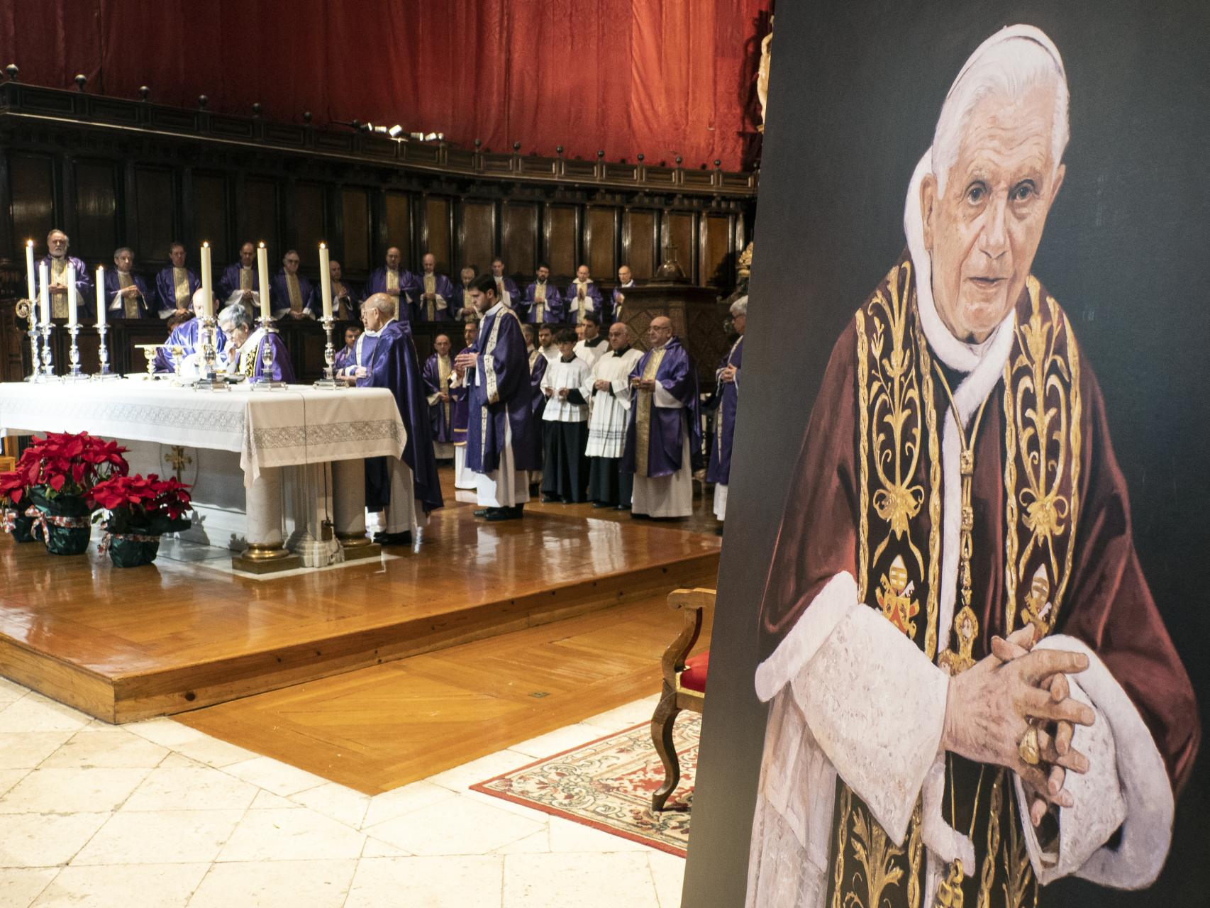 La misa celebrada en la Catedral de Valladolid en recuerdo de Benedicto XVI, este sábado.