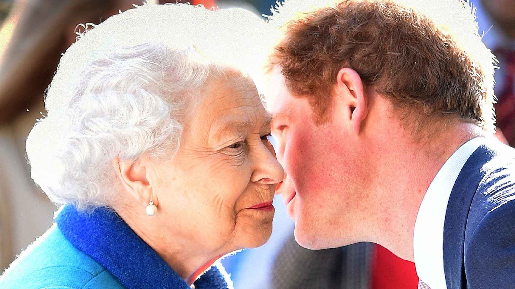La reina Isabel y el príncipe Harry en una imagen de archivo.