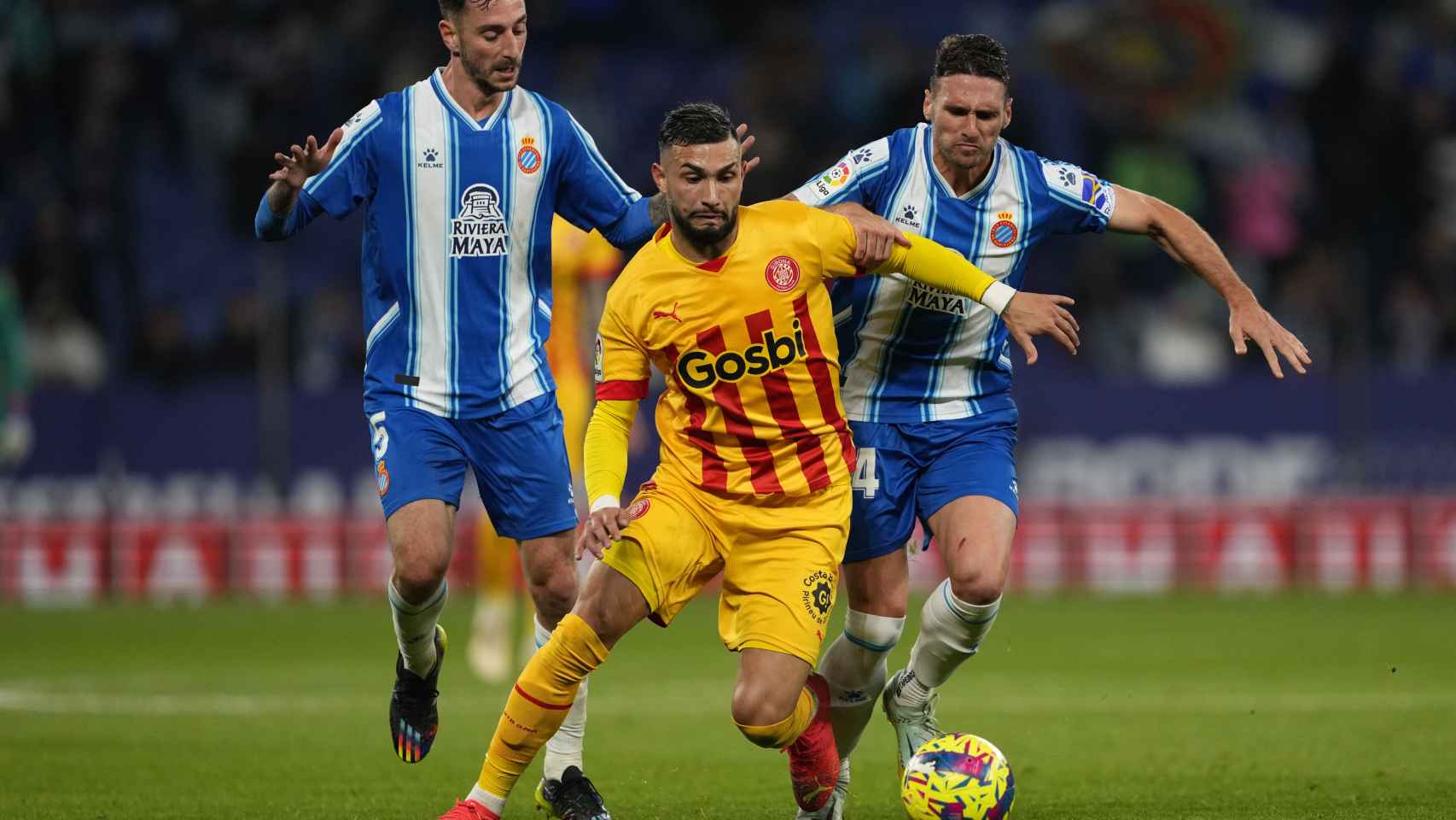 Castellanos, intenta llevarse el balón ante los jugadores del Espanyol, Sergi Gómez y Calero.