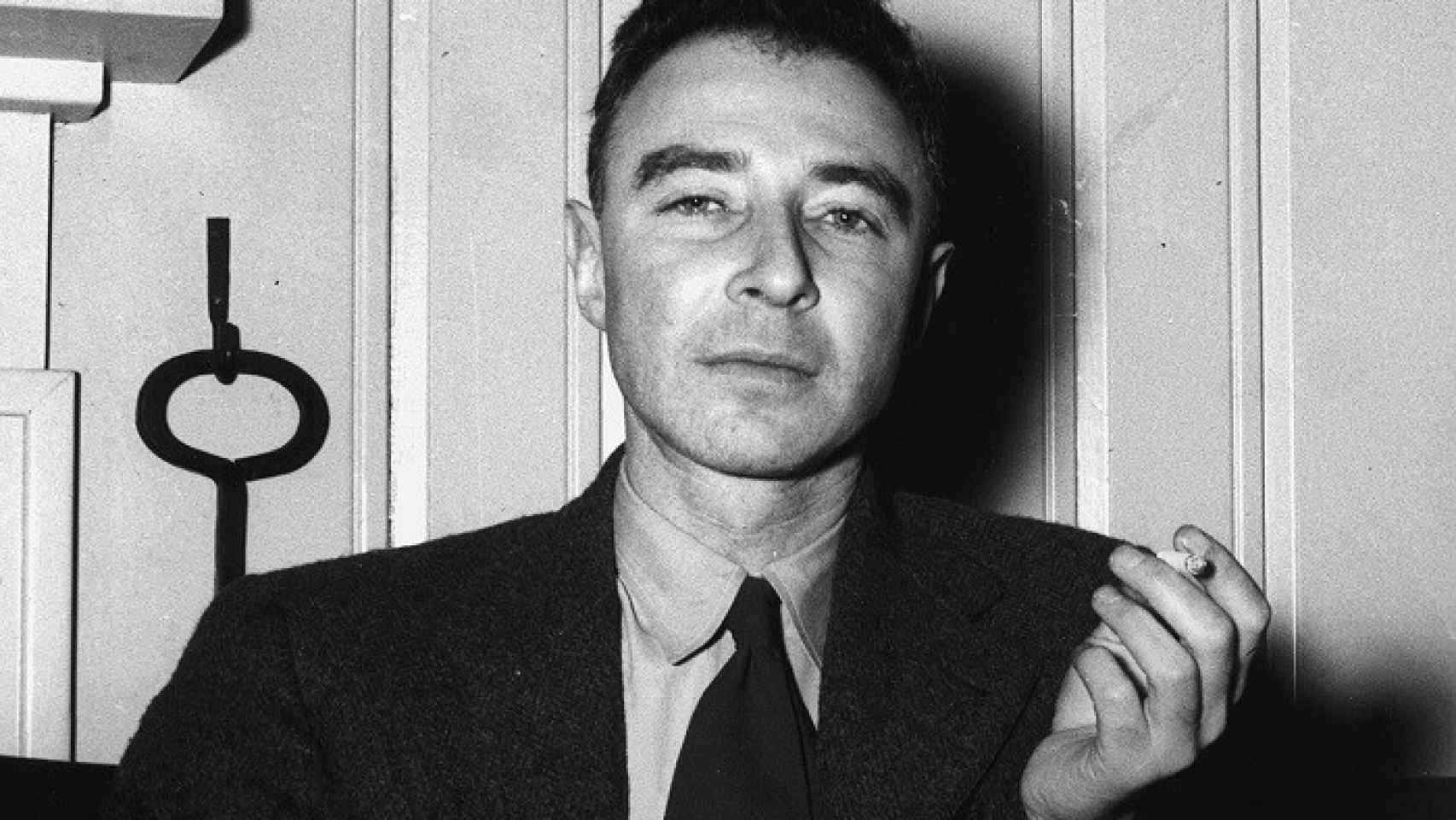 El físico J. Robert Oppenheimer,  en 1946, año en el que comenzaría su persecución política