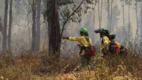 Imagen de archivo de bomberos del Infoca trabajando en un incendio.